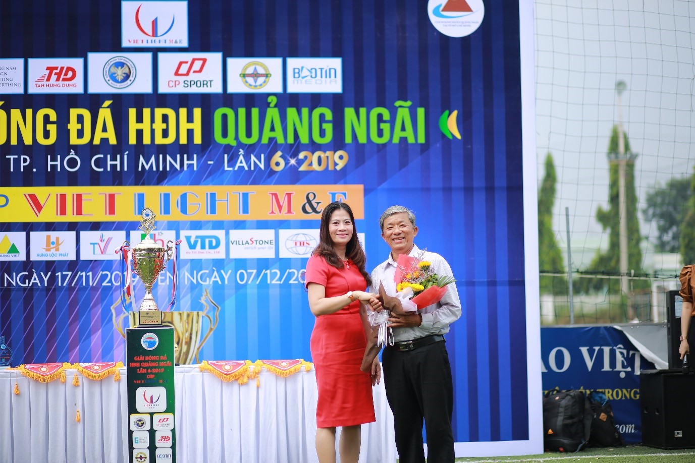 Bà Nguyễn Thị Hồng Hoa, UV BCH HĐH tặng hoa cho ông Lê Văn Sáu