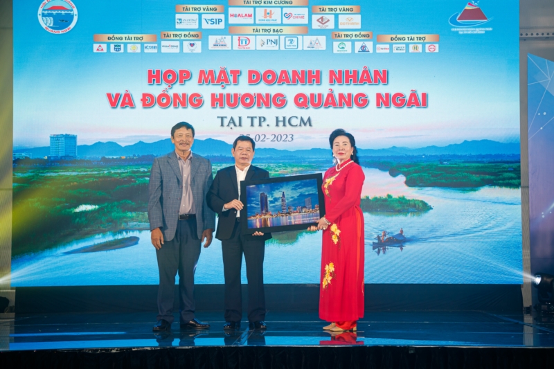 Đại diện BCH HĐH Quảng Ngãi tại Tp. HCM trao bức tranh kỷ niệm cho đại diện lãnh đạo Tỉnh Quảng Ngãi 