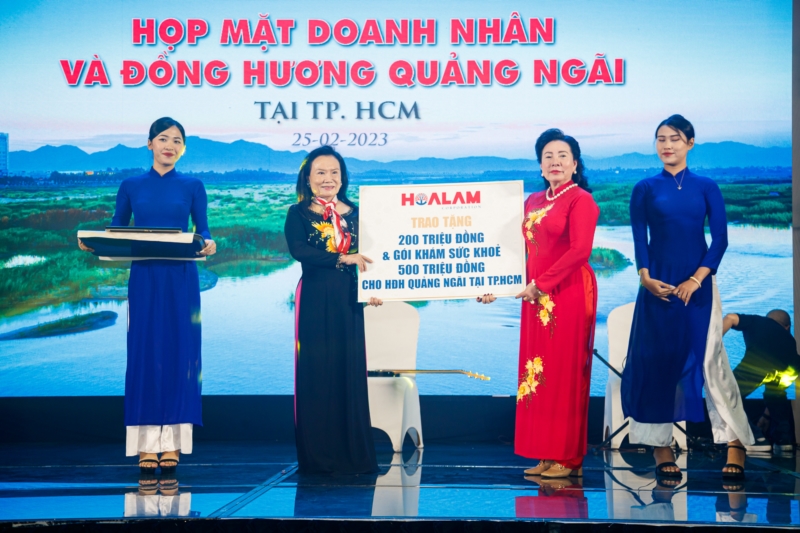Bà Trần Thị Lâm - Tập đoàn Hoa Lâm trao tặng quà cho HĐH Quảng Ngãi 
