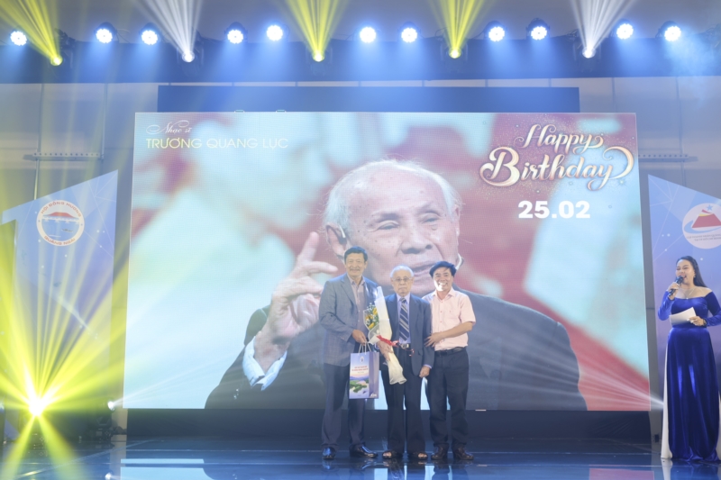 BTC trao hoa và quà cho Nhạc sĩ Trương Quang Lục, tác giả ca khúc QUẢNG NGÃI ĐẤT MẸ NGOAN CƯỜNG nhân dịp sinh nhật lần thứ 90 