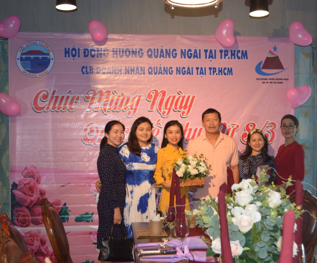 Hình ảnhÔng Trần Đình Vĩnh Chủ tịch tặng hoa và chụp hình kỉ niệm