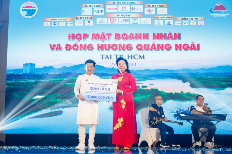Nhà Thiết Kế Tạ Linh Nhân trao quà cho đại diện BCH HĐH Quảng Ngãi 
