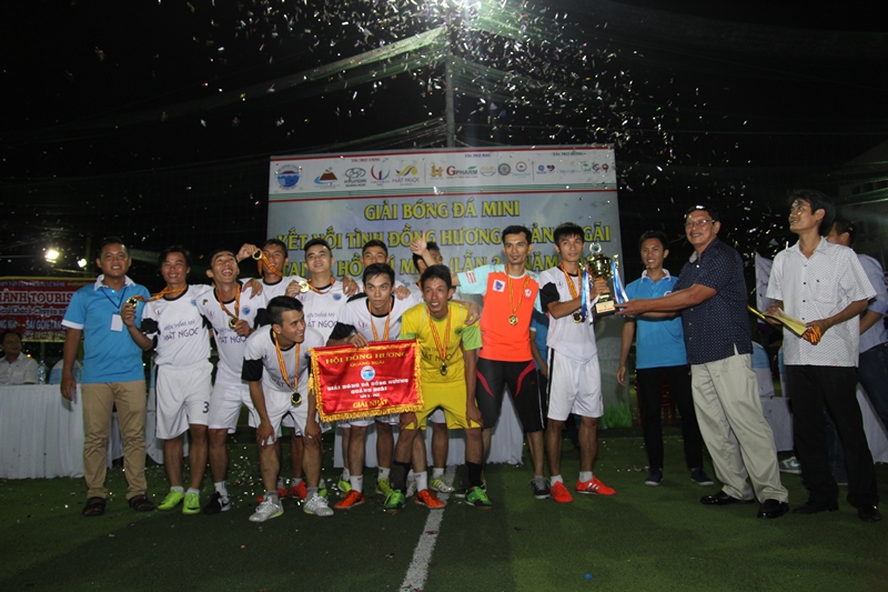 Ông Trần Đình Vĩnh trao cúp vô địch cho đội THE BOYS QN