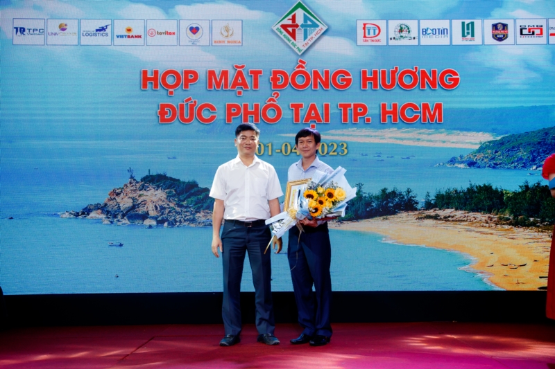 Ông Đỗ Tâm Hiển, Phó Bí Thư thị Ủy, Chủ tịch UBND Thị xã Đức Phổ trao bằng khen cho đại diện HĐH Đức Phổ tại Tp. HCM 