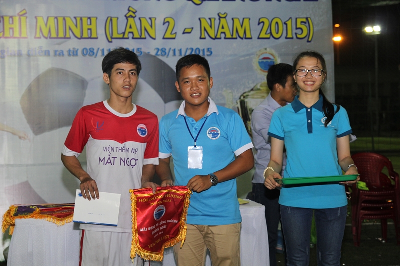 Ông Huỳnh Ngọc Thoảng-Đại diện BTC trao phần thưởng cho Vua phá lưới của giải Phạm Quyền-Số 10 đội Tịnh Hà FC