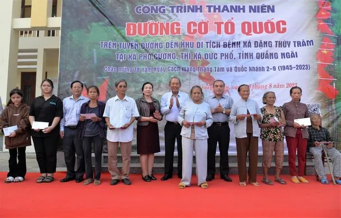 Dịp này, Báo Người Lao Động trao 10 suất quà nhằm hỗ trợ cho các hộ dân có hoàn cảnh khó khăn tại xã Phổ Cường