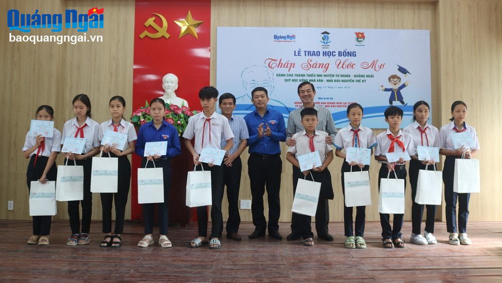 Bí thư Tỉnh đoàn Cao Lê Tùng Nghĩa và các thành viên trong Nhóm những người bạn Quảng Ngãi tại TP.Hồ Chí Minh trao học bổng cho học sinh.