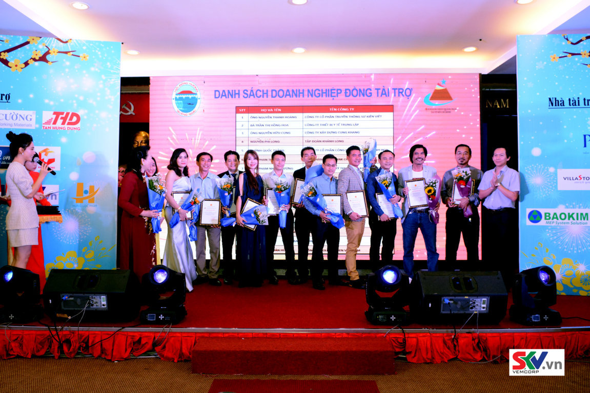 BTC Tặng hoa cảm ơn các đơn vị tài trợ trong chương trình