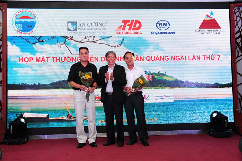 Ông Lê Văn Sáu, Phó chủ tịch UBMTTQ Tỉnh trao hoa cho 2 nhà tài trợ chính
