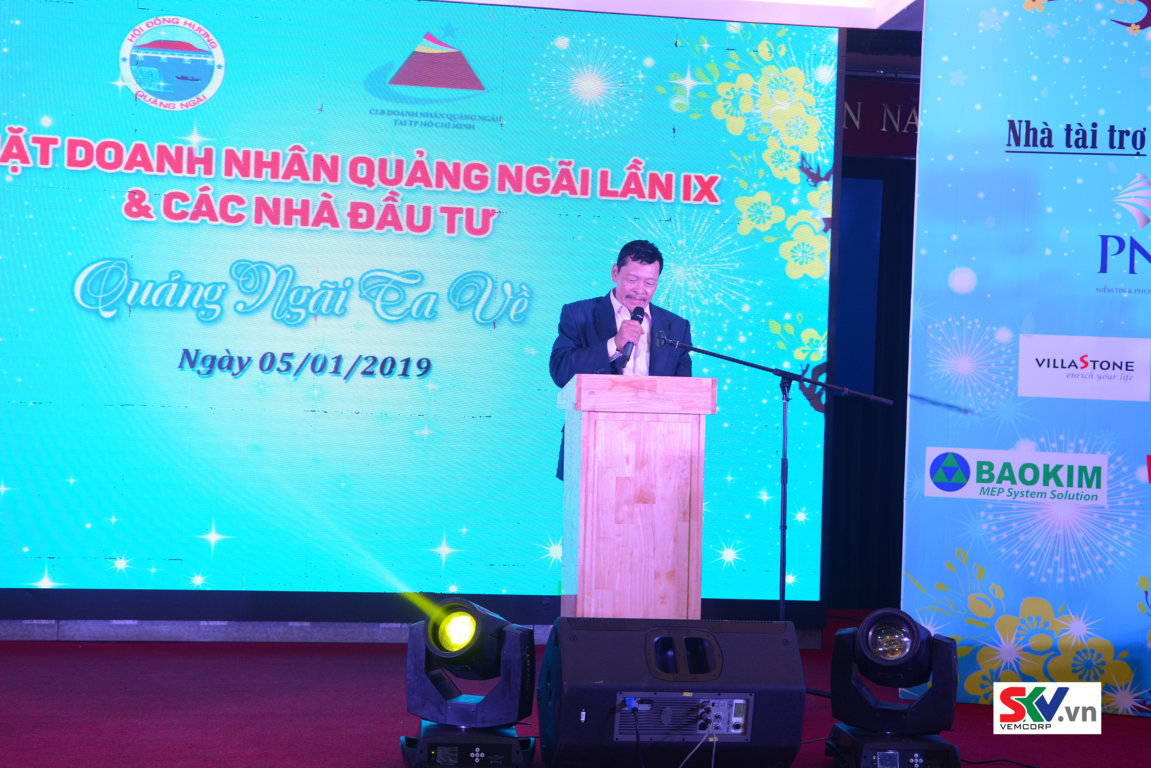 Nhà báo Quốc Vĩnh, chủ nhiệm CLB Doanh Nhân Quảng Ngãi phát biểu tại buổi lễ