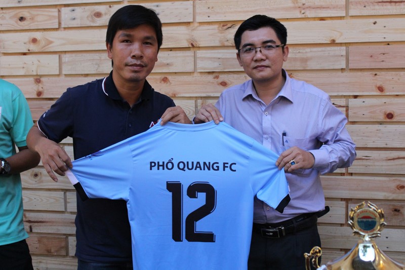 BTC TRAO ÁO THI ĐẤU CHO 24 ĐỘI THAM DỰ GIẢI BÓNG ĐÁ lần 1/2014 của Hội Đồng Hương Quảng Ngãi tại TP.HCM