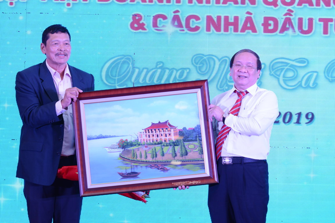 Tại buổi họp mặt CLB Doanh Quảng Ngãi tại TP. HCM tặng quà lưu niệm cho đại diện tỉnh nhà