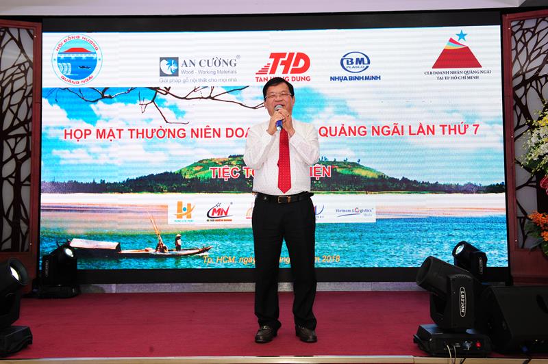 Bí thư tỉnh uỷ Lê Viết Chữ chia sẻ trong buổi họp mặt