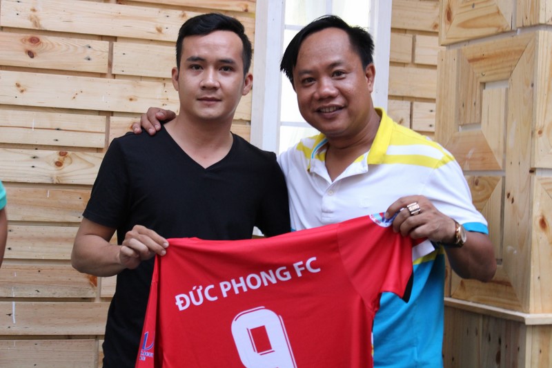 BTC TRAO ÁO THI ĐẤU CHO 24 ĐỘI THAM DỰ GIẢI BÓNG ĐÁ lần 1/2014 của Hội Đồng Hương Quảng Ngãi tại TP.HCM