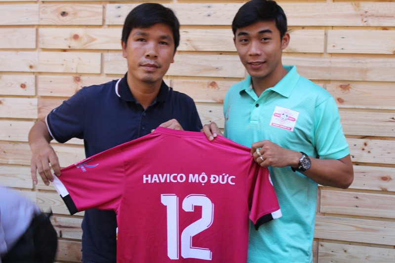 BTC TRAO ÁO THI ĐẤU CHO 24 ĐỘI THAM DỰ GIẢI BÓNG ĐÁ lần 1/2014 của Hội Đồng Hương Quảng Ngãi tại TP.HCM