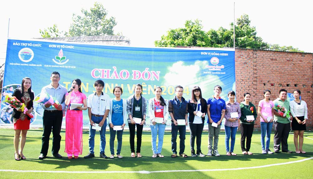 Trao 10 suất học bổng cho các tân sinh viên nghèo vượt khó. 