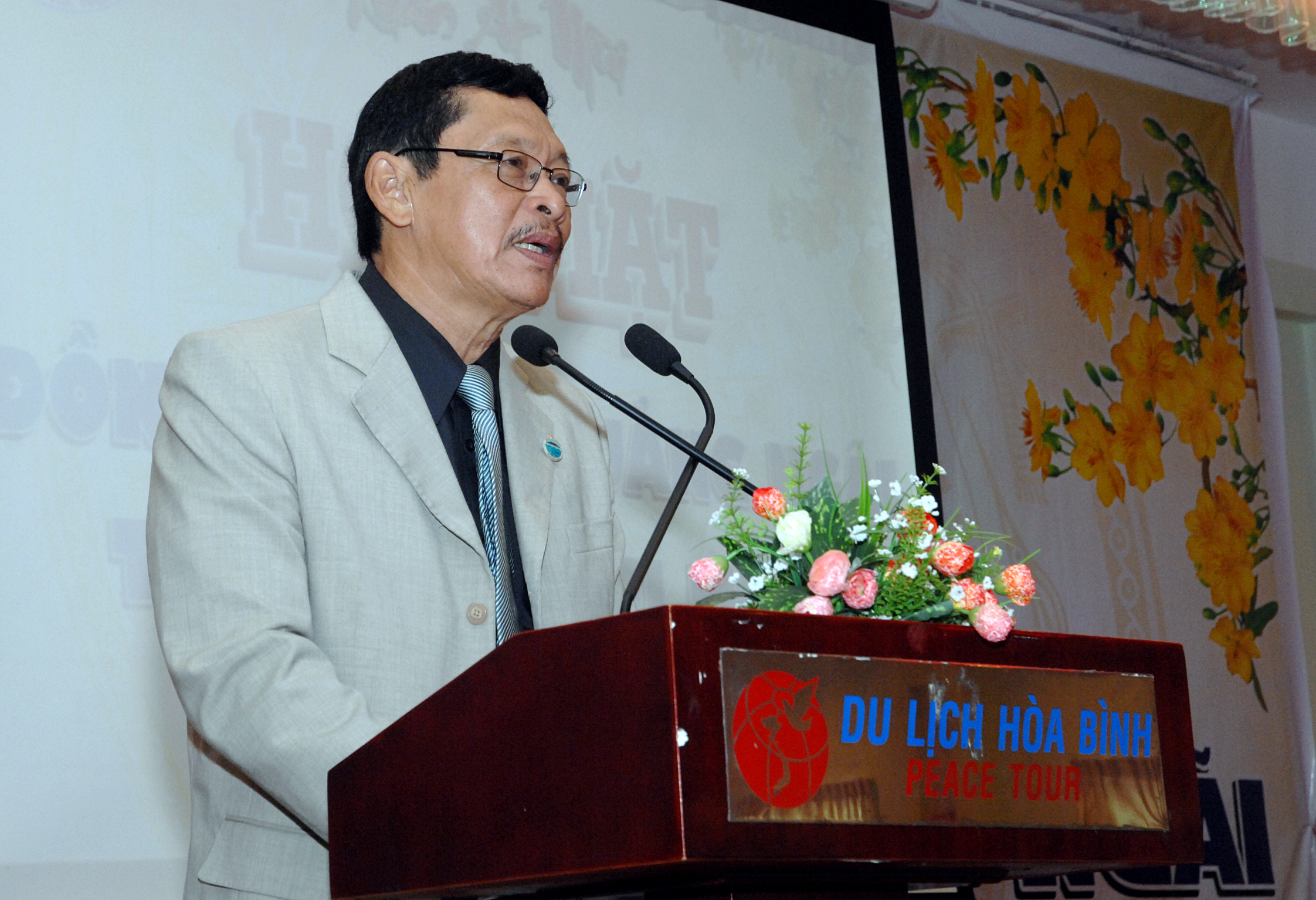 Ông Trần Đình Vĩnh, Chủ tịch Hội đồng hương Quảng Ngãi tại TP HCM phát biểu tại buổi họp mặt