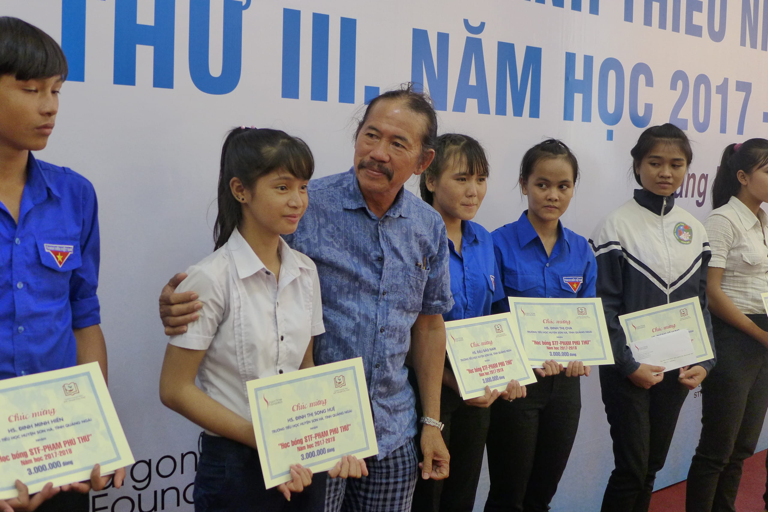 Ông Nguyễn Thành Sang, Chủ tịch công ty CP đầu tư dệt sợi – du lịch Phước Thịnh, đại diện cho các doanh nhân trao quà. Ảnh: XH