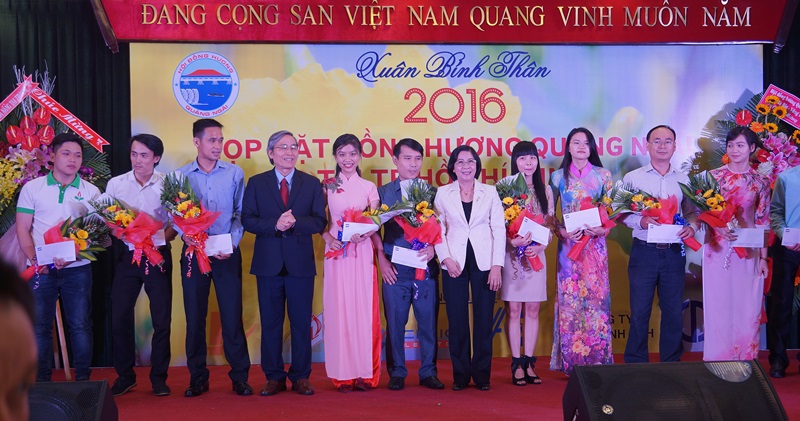 Đại diện BCH HĐH Quảng Ngãi tại TPHCM trao tặng bức tranh kỷ niệm cho Tỉnh Quảng Ngãi
