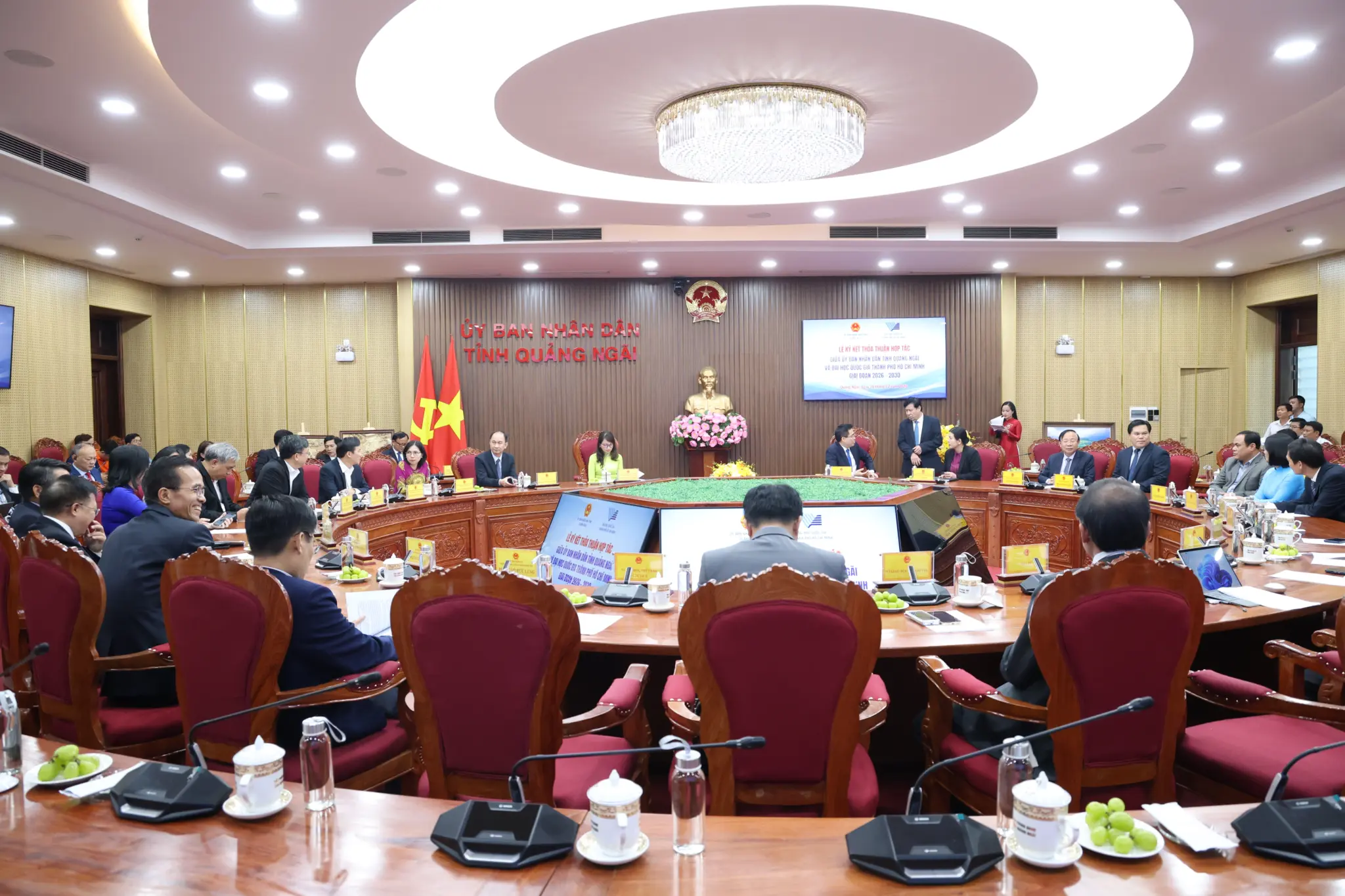 ĐHQG-HCM và UBND tỉnh Quảng Ngãi ký kết hợp tác: Thúc đẩy khoa học công nghệ, chuyển đổi số và net-zero đến năm 2030 Thỏa thuận là cơ sở quan trọng để tăng cường gắn kết giữa nhà trường và địa phương.