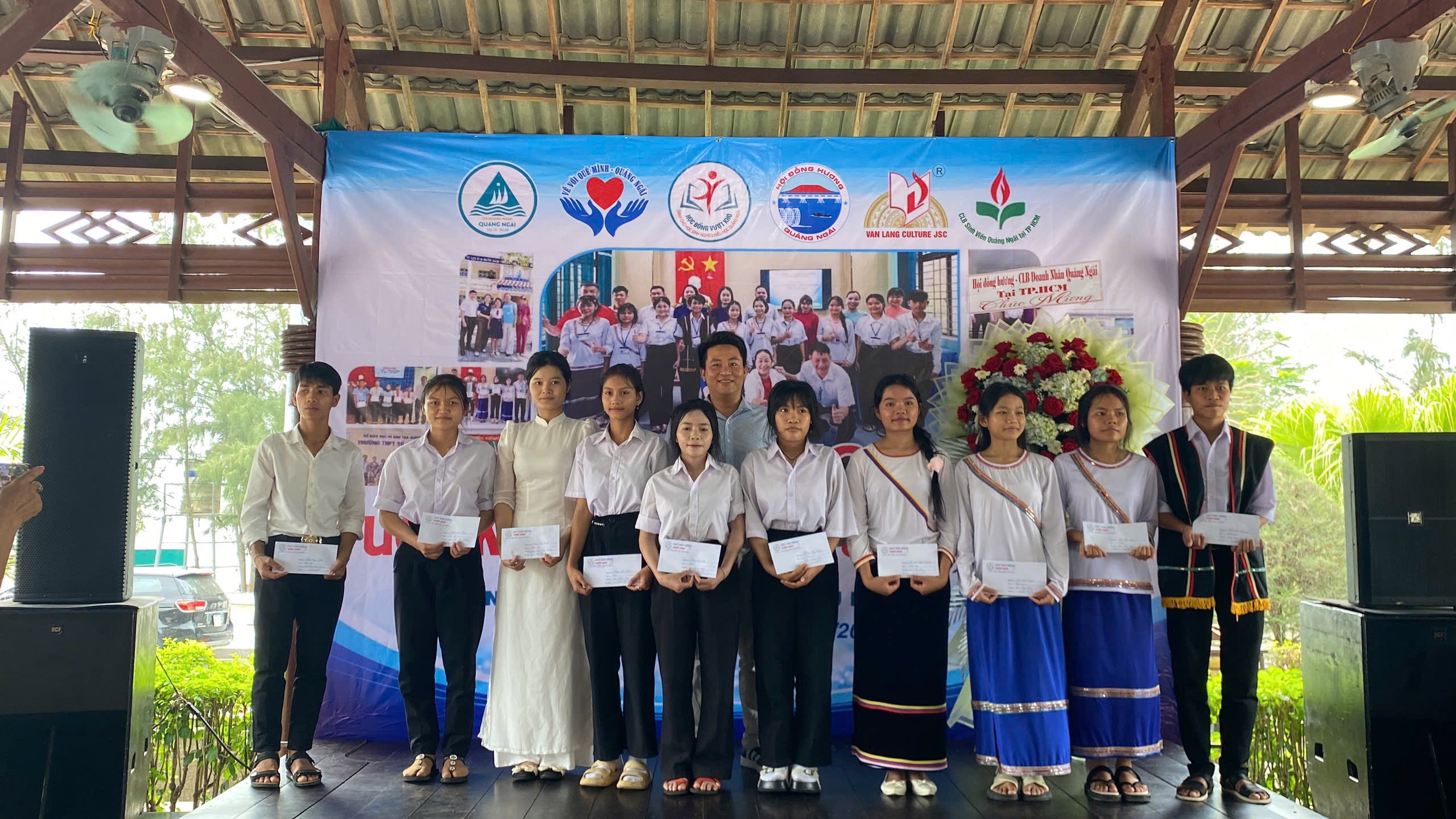 Tiếp sức cho học sinh nghèo, vượt khó Đại diện Hội đồng hương Quảng Ngãi tại TP.Hồ Chí Minh trao các suất học bổng từ Quỹ học bổng vượt khó cho các em học sinh.